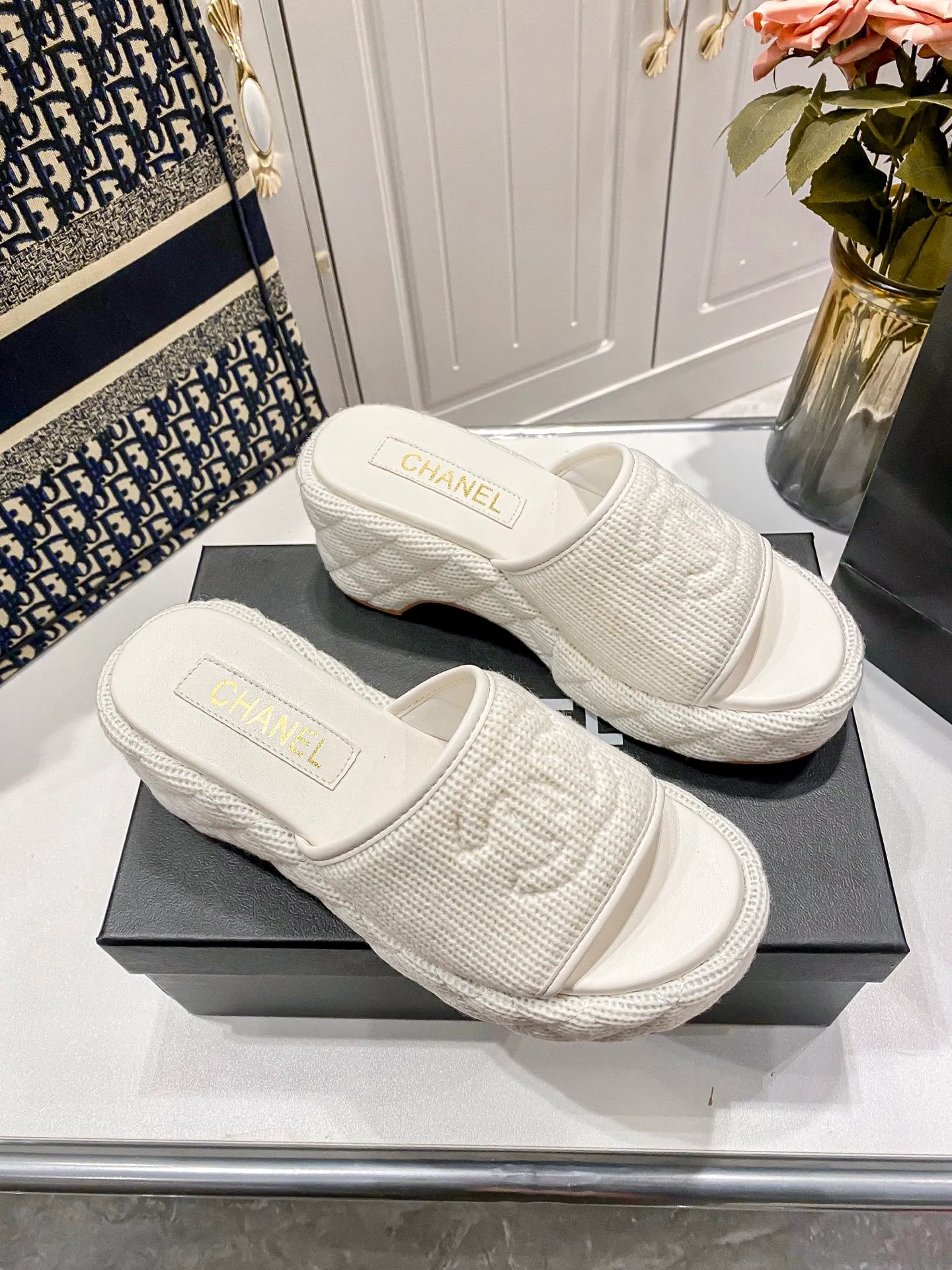 👟👟Ex-factory price 460👟👟Chanel 25C new early spring thick-soled slippers!  Top version! Early release. Thick sole design. 5cm heel height. Makes your legs longer in seconds. Original custom linen for the upper. Sheepskin for foot pads. Original genuine leather outsole. Size: 34-41. Customized. Non-returnable and non-exchangeable.
